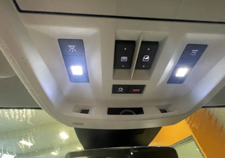 Gros plan intérieur sur la console centrale beige avec prises USB et prise 12V du Citroën C5 Aircross hybride 2026.