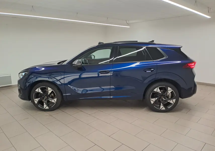 Vue de profil côté gauche du CUPRA TERRAMAR 1.5 eHybrid bleu cosmos avec jantes 20'' Gravity et toit panoramique.