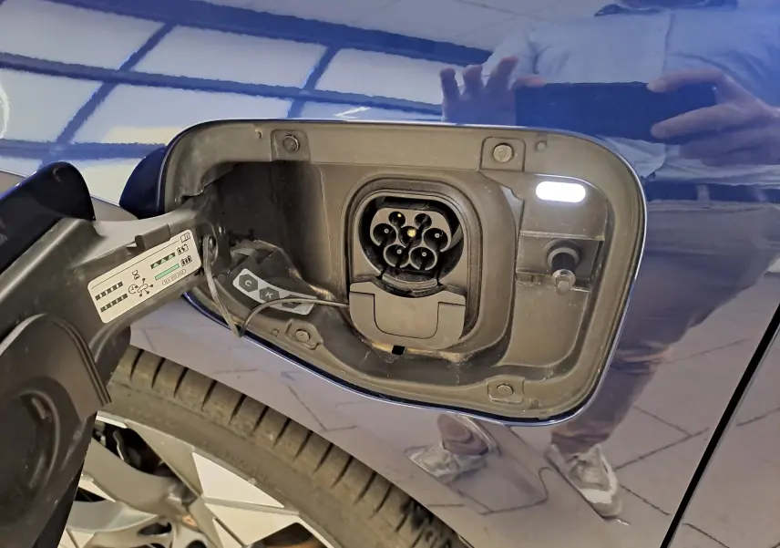 Prise de recharge ouverte côté gauche sur CUPRA TERRAMAR bleu cosmos, montrant le connecteur hybride rechargeable.