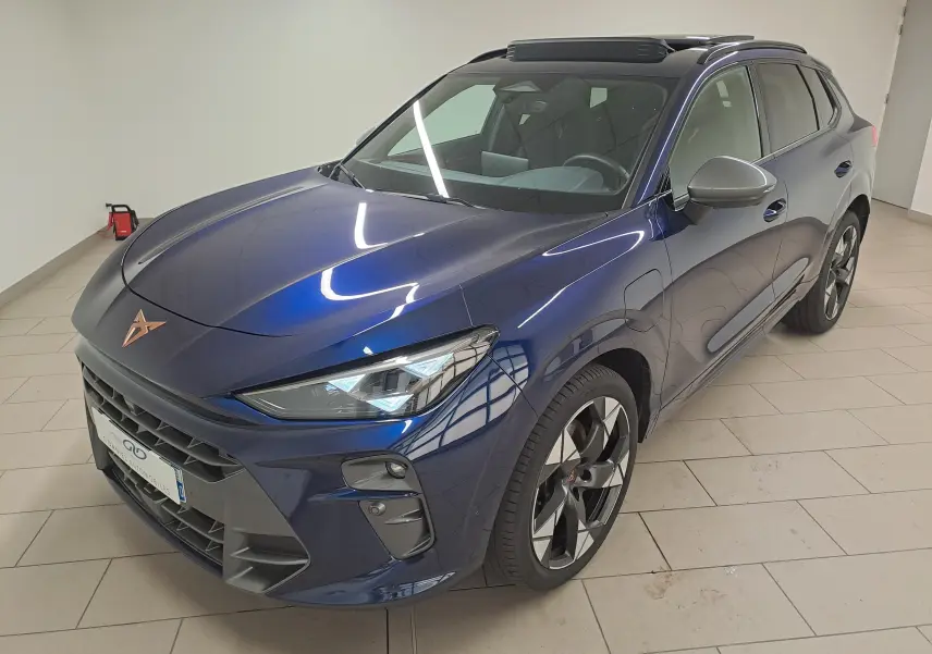 Vue 3/4 avant droite du CUPRA TERRAMAR bleu cosmos avec jantes 20'' Gravity et toit ouvrant panoramique visible.