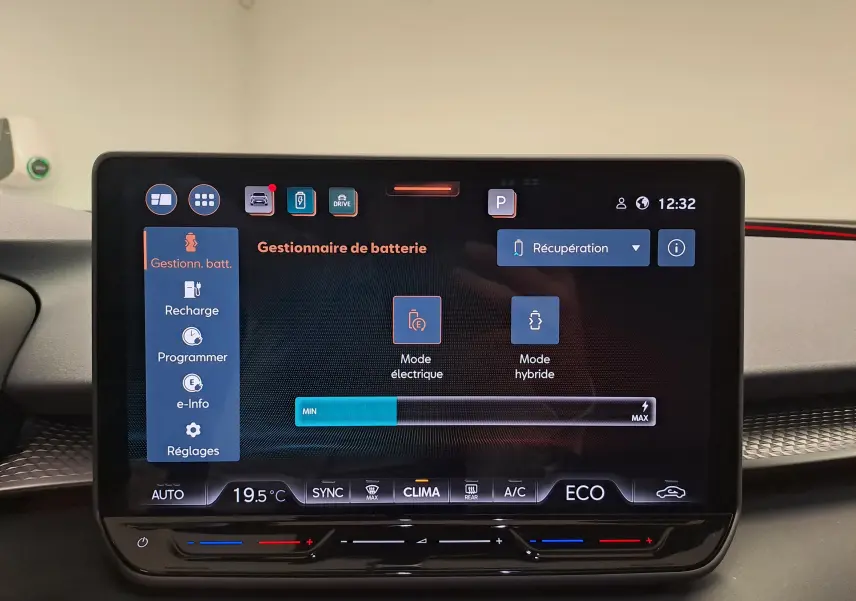 Écran tactile central du CUPRA TERRAMAR 1.5 eHybrid bleu cosmos montrant le gestionnaire de batterie et les modes de conduite.