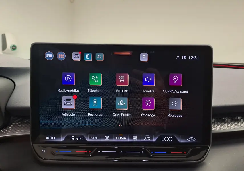 Écran tactile central du tableau de bord de la CUPRA TERRAMAR 1.5 eHybrid bleu cosmos, affichant les menus multimédia et véhicule.