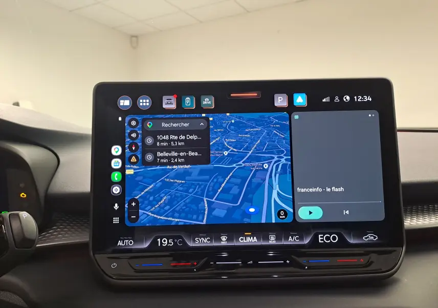 Écran tactile central du tableau de bord du CUPRA TERRAMAR 1.5 eHybrid bleu cosmos, affichant navigation et climatisation.