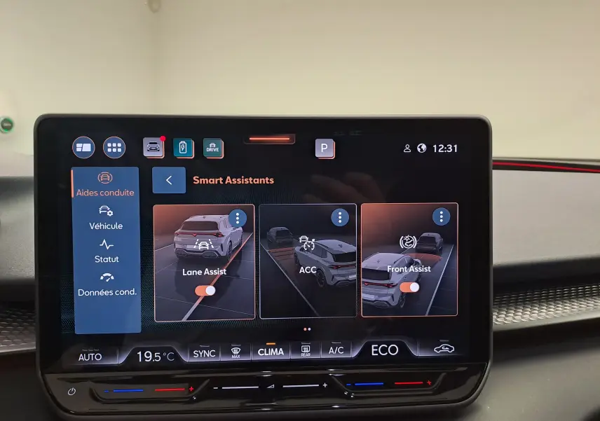 Écran tactile intérieur montrant les assistants de conduite du CUPRA TERRAMAR hybride rechargeable 2025.