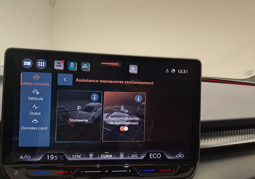 Écran tactile intérieur du CUPRA TERRAMAR bleu cosmos, affichant l'assistance au stationnement et la climatisation.