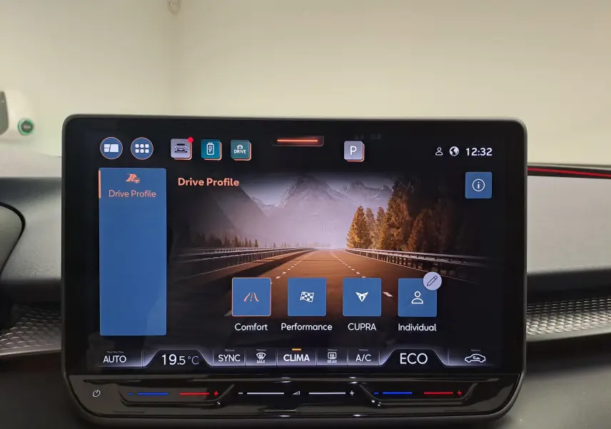 Écran tactile central du CUPRA TERRAMAR 2025 affichant les modes de conduite avec interface moderne et épurée.