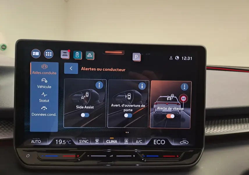 Écran tactile intérieur du CUPRA TERRAMAR 1.5 eHybrid bleu, affichant les aides à la conduite avec alertes au conducteur.