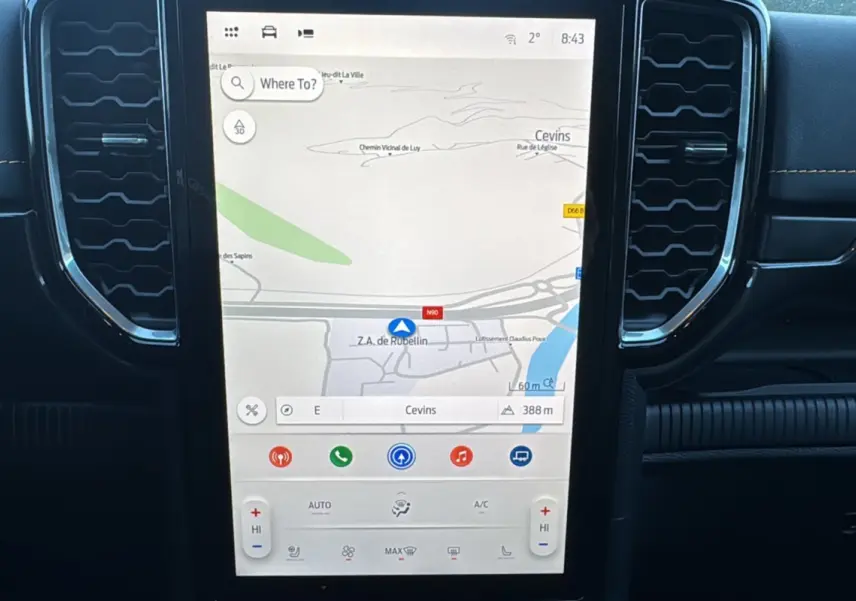 Écran tactile central affichant la navigation GPS dans l’habitacle du Ford Ranger Cyber orange 2026.