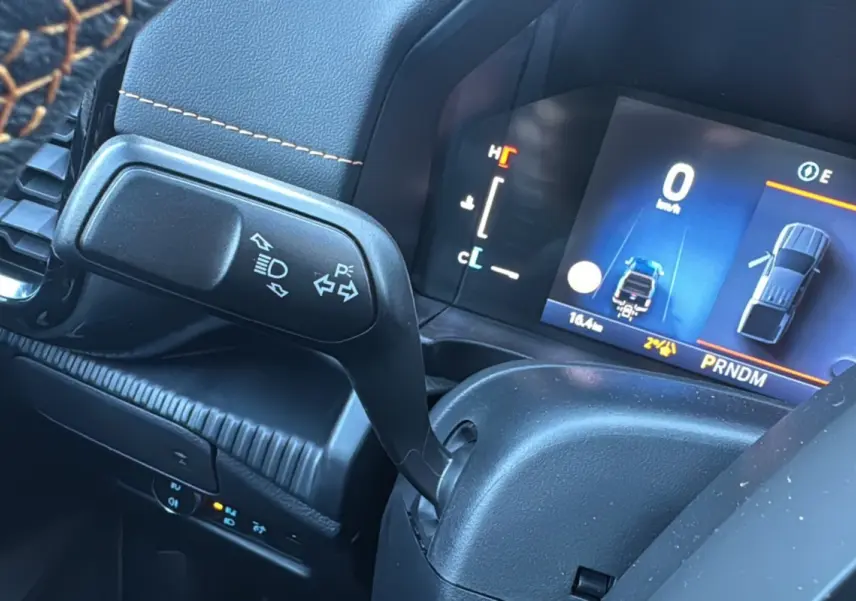 Gros plan sur le tableau de bord du Ford Ranger 2026, affichage numérique et levier de clignotants noir.