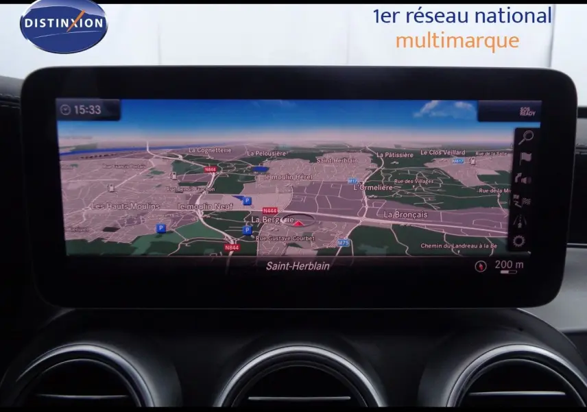 Écran de navigation GPS affichant une carte détaillée de Saint-Herblain dans un Mercedes Classe C Break noir métal.