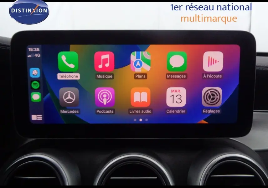 Écran tactile central de la Mercedes Classe C Break 220D AMG Line 2021 affichant les applications Apple CarPlay.