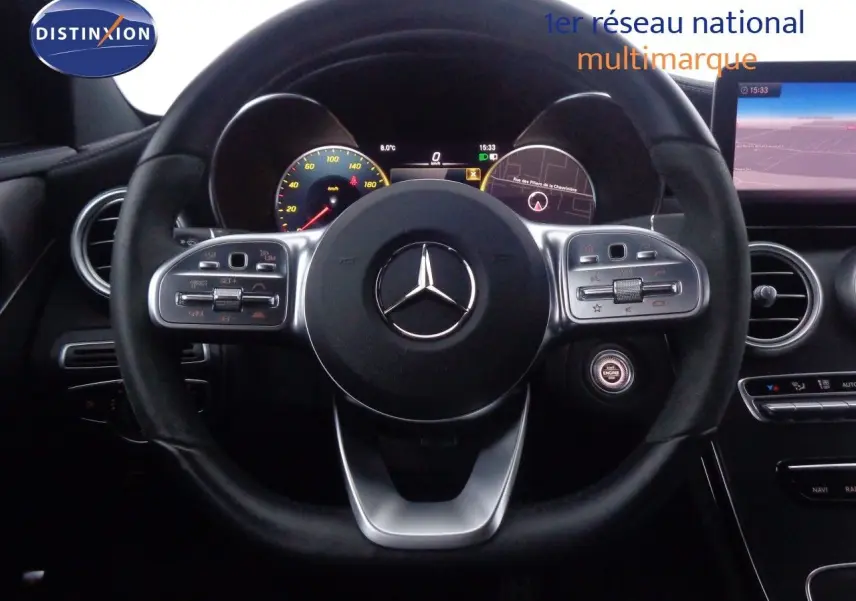 Vue centrée sur le volant cuir noir du Mercedes Classe C Break 220D avec tableau de bord digital et écran tactile.
