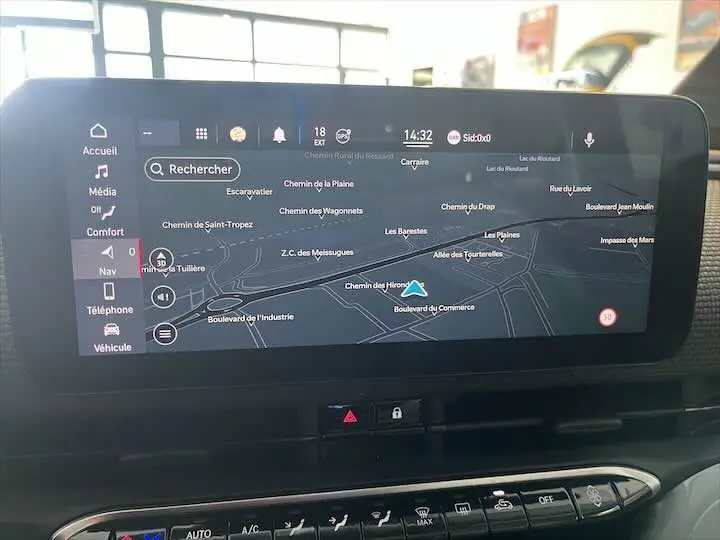 Écran tactile de navigation du tableau de bord d'une Fiat 500 électrique, affichant une carte détaillée en intérieur.