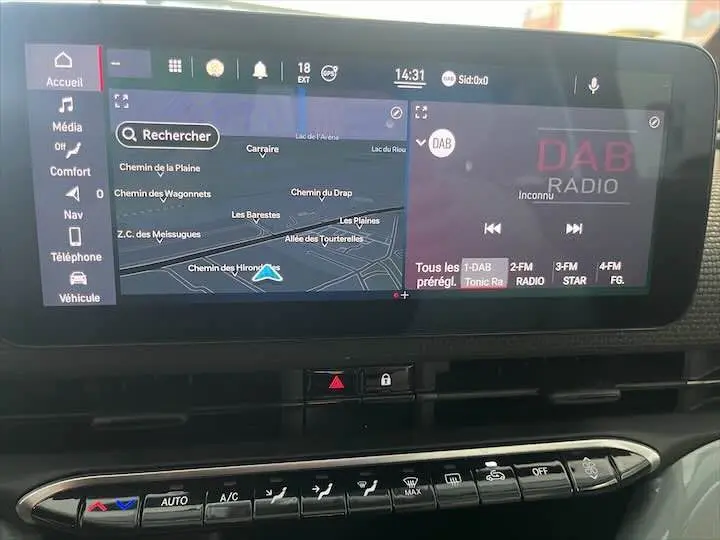 Écran tactile central avec navigation et radio DAB dans le tableau de bord de la Fiat 500 électrique gris minéral.
