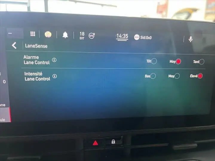 Écran tactile intérieur de la Fiat 500 électrique gris minéral, affichant les réglages LaneSense du système d'assistance.