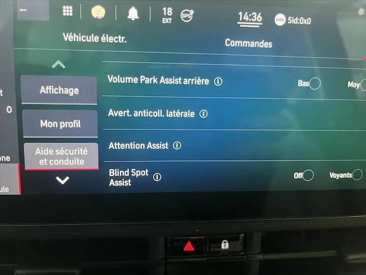 Écran tactile du tableau de bord de la Fiat 500 électrique gris minéral, affichant les aides à la conduite activables.