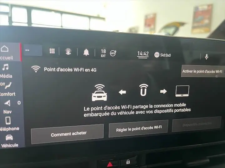 Écran tactile du système multimédia FIAT 500 électrique montrant l'activation du point d'accès Wi-Fi en 4G.