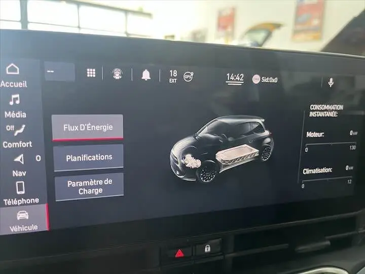 Écran tactile du tableau de bord montrant le flux d'énergie d'une Fiat 500 électrique gris minéral en vue latérale.