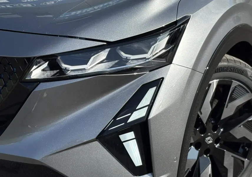 Gros plan sur l'avant droit gris schiste du Renault Rafale E-Tech avec phares LED et jante alliage noire.