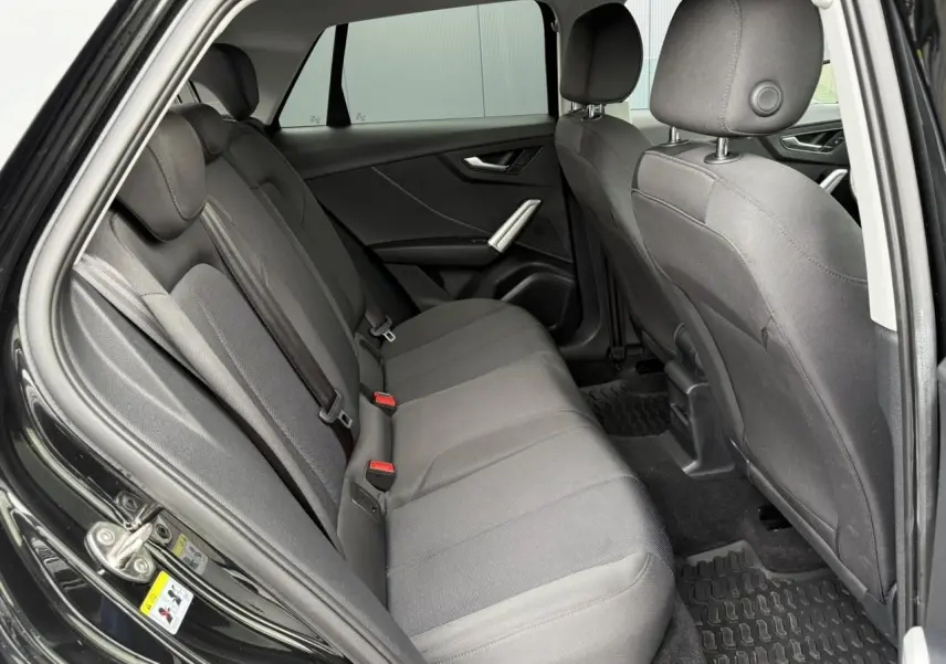 Vue intérieure côté droit des sièges arrière gris foncé de l'Audi Q2 35 TFSI 150 S-Tronic S-Line noir Mythe 2023.