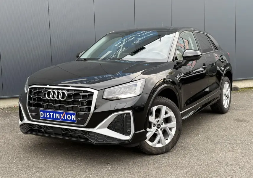Audi Q2 noir Mythe en 3/4 avant droit, avec calandre S-Line et jantes alliage 17 pouces visibles.