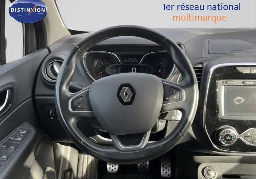 Vue intérieure centrée sur le volant noir du Renault Captur gris 2019, avec tableau de bord et console tactile visibles.