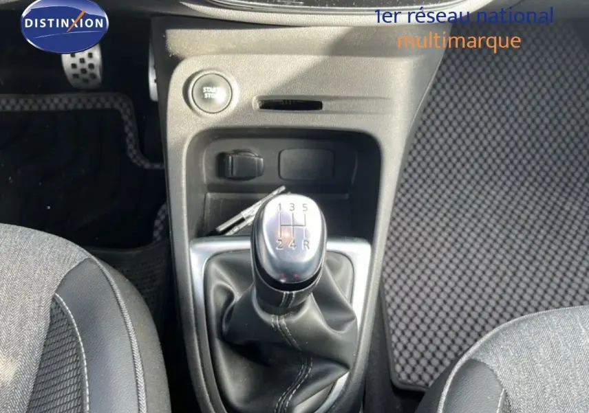 Vue rapprochée de la boîte manuelle et du levier de vitesses du Renault Captur gris de 2019, version Intens.