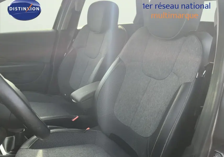 Vue intérieure des sièges avant gris du Renault Captur 2019, version Intens, avec accoudoir central visible.