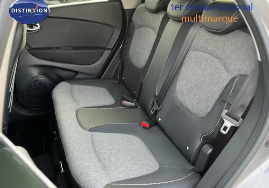 Vue intérieure côté gauche des sièges arrière gris bi-ton du Renault Captur 2019 version Intens.