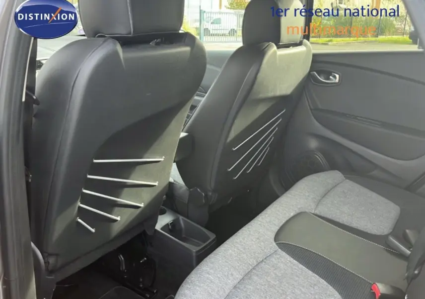 Vue intérieure arrière montrant les sièges noirs et gris du Renault Captur gris, version Intens 2019.