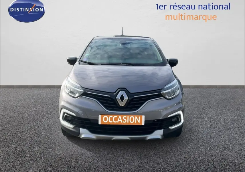 Vue frontale d'un Renault Captur gris 2019 avec calandre noire et plaque "OCCASION" visible.