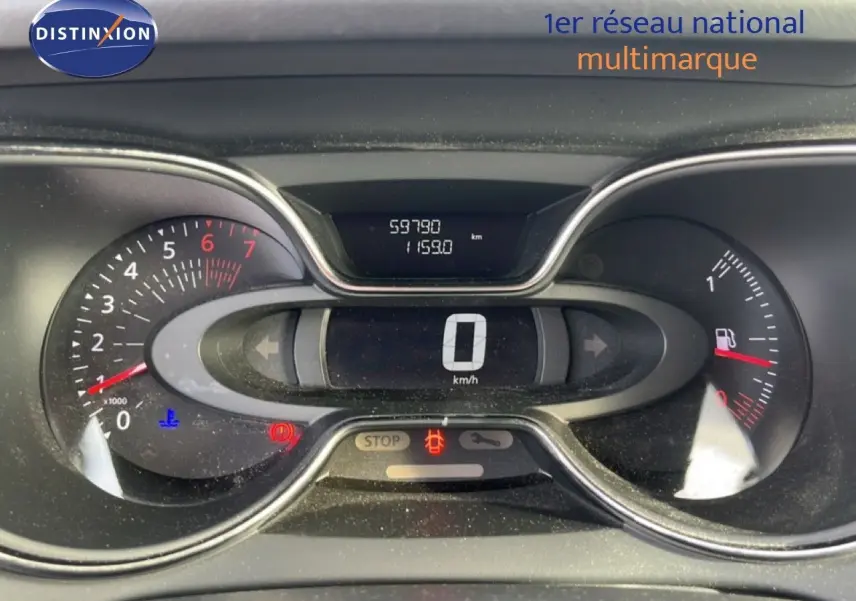 Tableau de bord du Renault Captur gris 2019, affichage numérique au centre avec compteur de vitesse à 0 km/h.