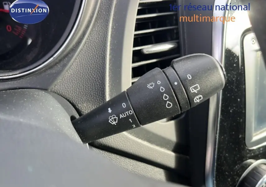 Gros plan sur la commande d’essuie-glace du tableau de bord du Renault Captur gris 2019, version Intens.