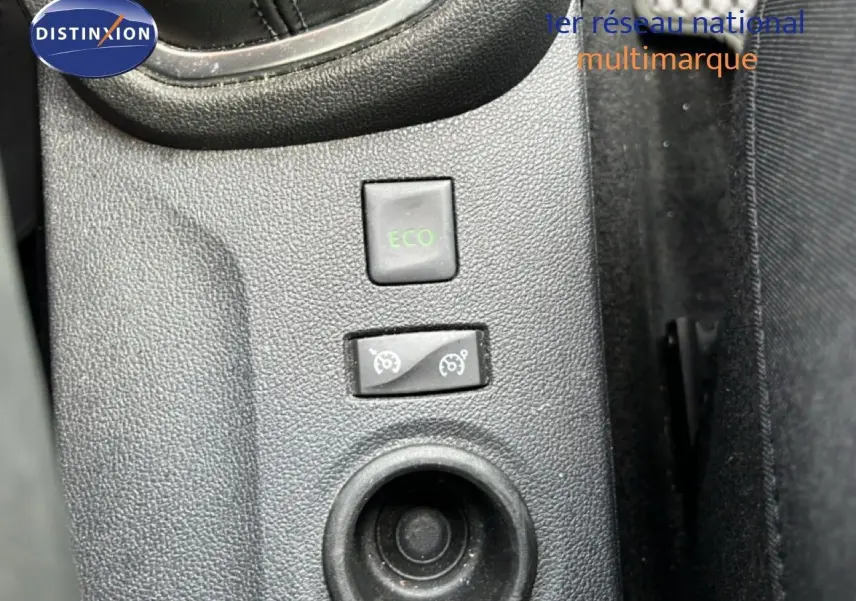 Gros plan sur les commandes ECO et régulateur de vitesse du Renault Captur gris 2019, version Intens, intérieur noir.
