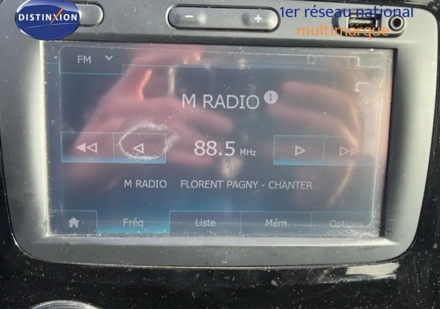 Écran tactile central du Renault Captur 2019 montrant la radio FM avec interface en mode clair.