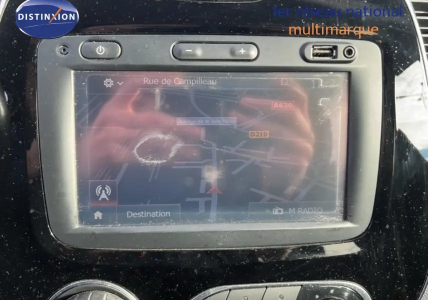 Tableau de bord avec écran de navigation tactile du Renault Captur gris, vue rapprochée du système multimédia.