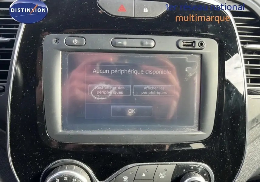 Gros plan sur l’écran tactile et la console centrale noire du Renault Captur gris 2019, version Intens.