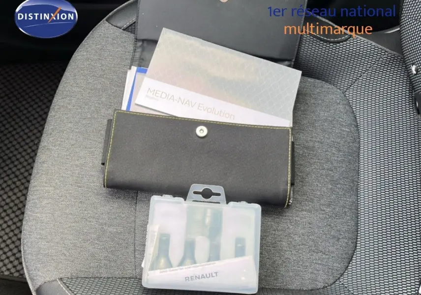 Vue intérieure du siège avant gris du Renault Captur 2019 avec pochette et notice MEDIA-NAV posées dessus.
