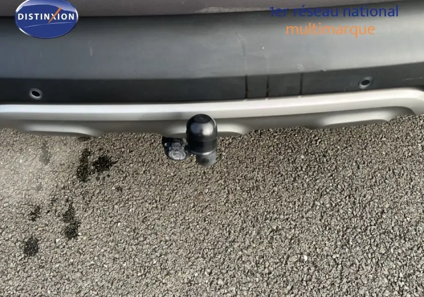 Vue rapprochée de l'arrière gris du Renault Captur 2019 avec attelage de remorque visible.