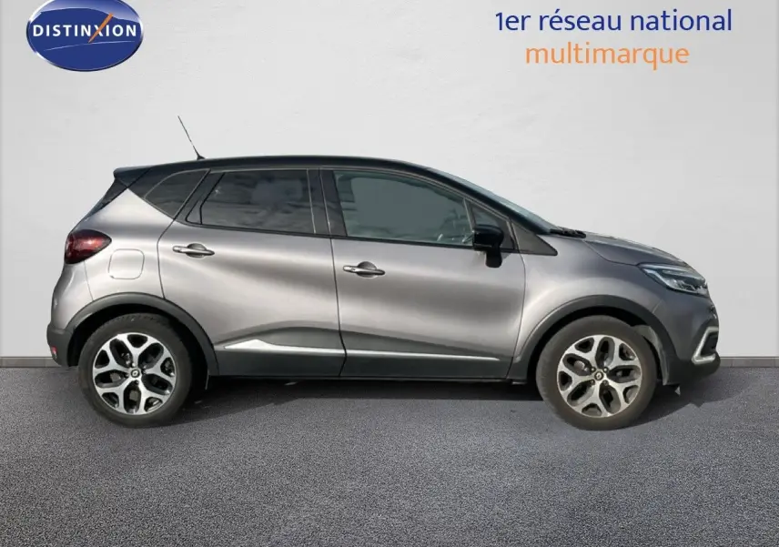 Profil droit d’un Renault Captur gris 2019 avec jantes alliage et détails noirs sur les bas de caisse.