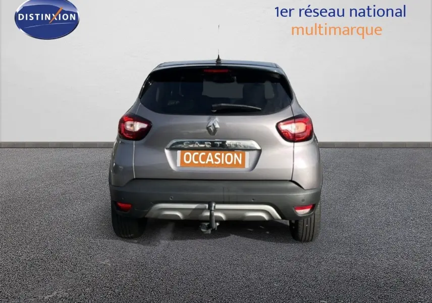 Vue arrière d’un Renault Captur gris 2019 avec attelage et plaque d’occasion visible.