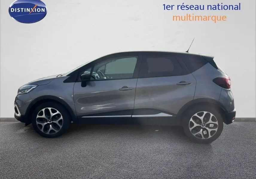Profil côté gauche d’un Renault Captur gris 2019 avec jantes alliage et toit noir, version 0.9 TCe 90ch Intens.