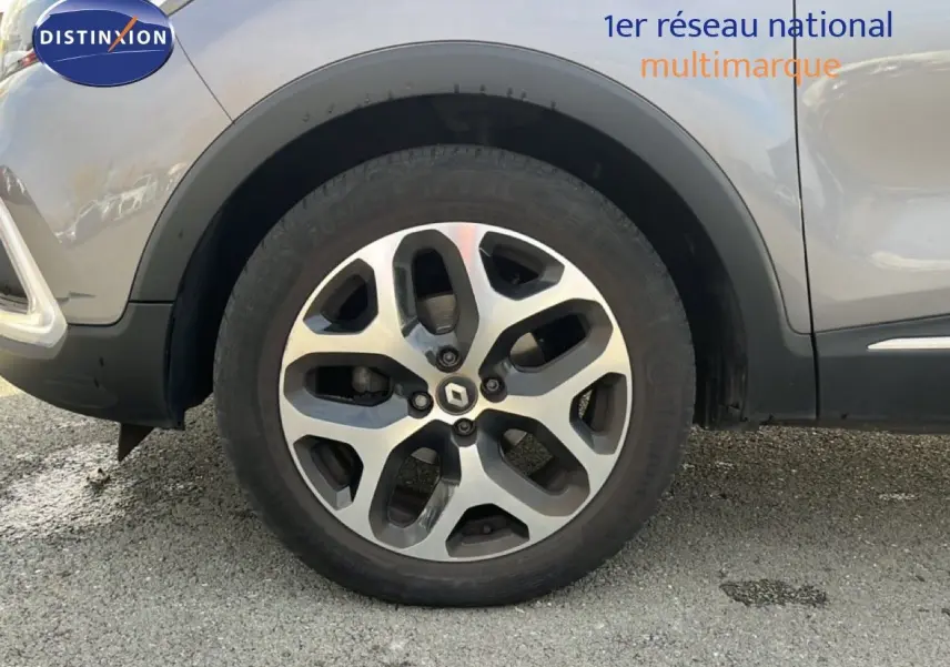 Gros plan sur la roue avant gauche gris métallisé d'un Renault Captur 2019 avec jante alliage distinctive.