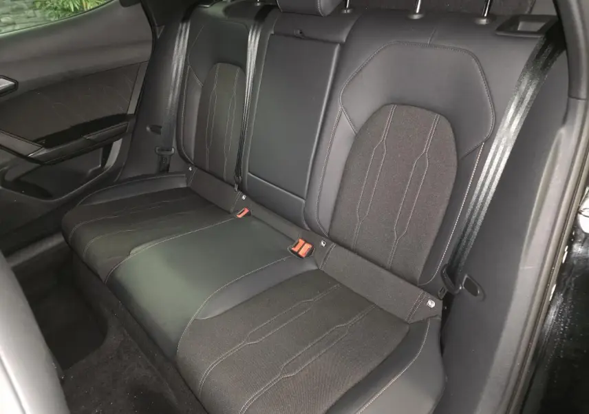 Vue intérieure côté droit des sièges arrière noirs bimatière textile et TEP du CUPRA Formentor 2025 avec surpiqûres cuivrées.