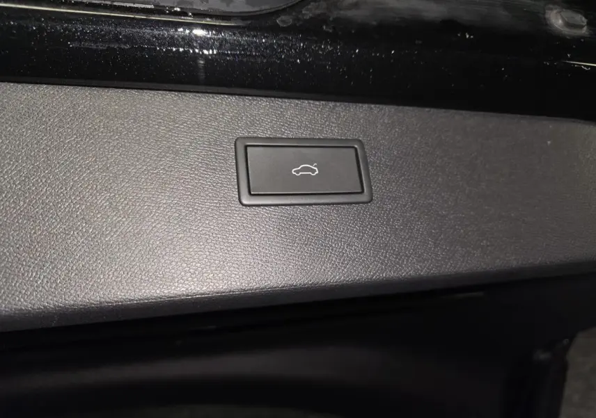 Bouton d'ouverture électrique du hayon sur panneau intérieur noir d'un CUPRA Formentor noir.