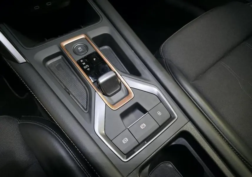 Vue rapprochée de la console centrale noire du CUPRA Formentor 2025 avec levier de vitesses automatique et finitions cuivrées.