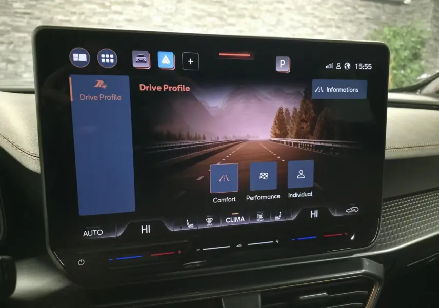 Écran tactile central du tableau de bord du CUPRA Formentor noir, affichant les modes de conduite.