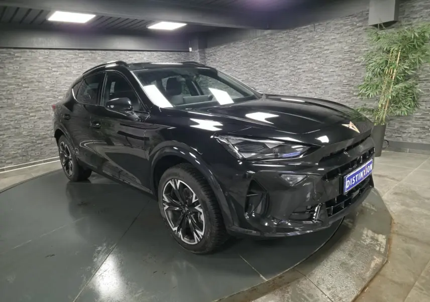 Vue 3/4 avant droite du CUPRA Formentor noir avec jantes alliage 18'' et signature lumineuse Tri-LED visible.