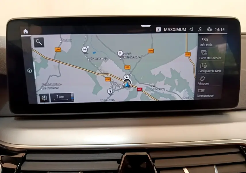 Écran tactile central de navigation de la BMW Série 5 Touring 530e 2022, affichant une carte routière.