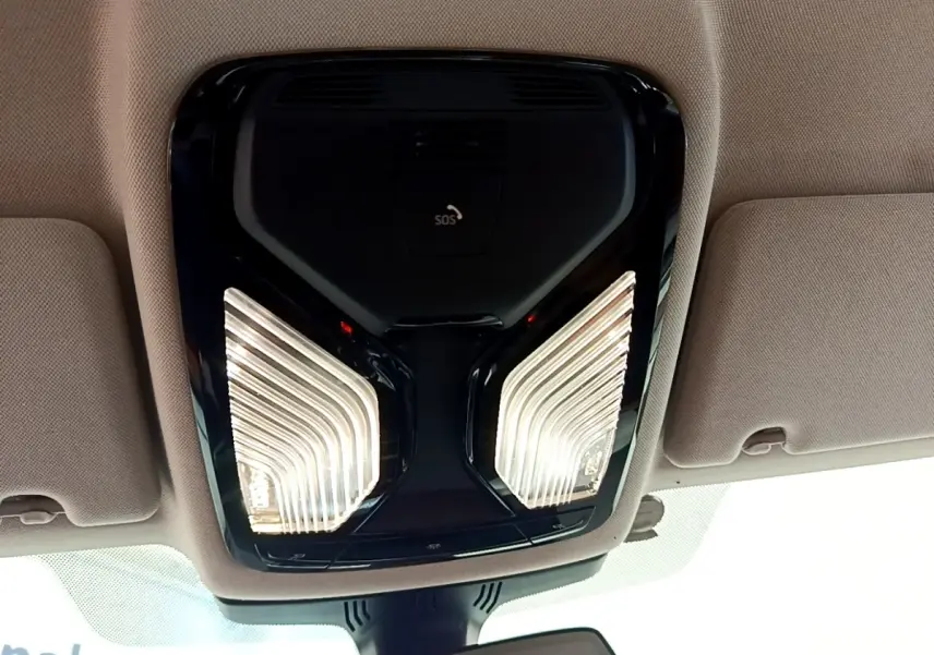 Plafonnier intérieur avec éclairage LED et bouton SOS, vue du toit d’une BMW Série 5 Touring gris clair.